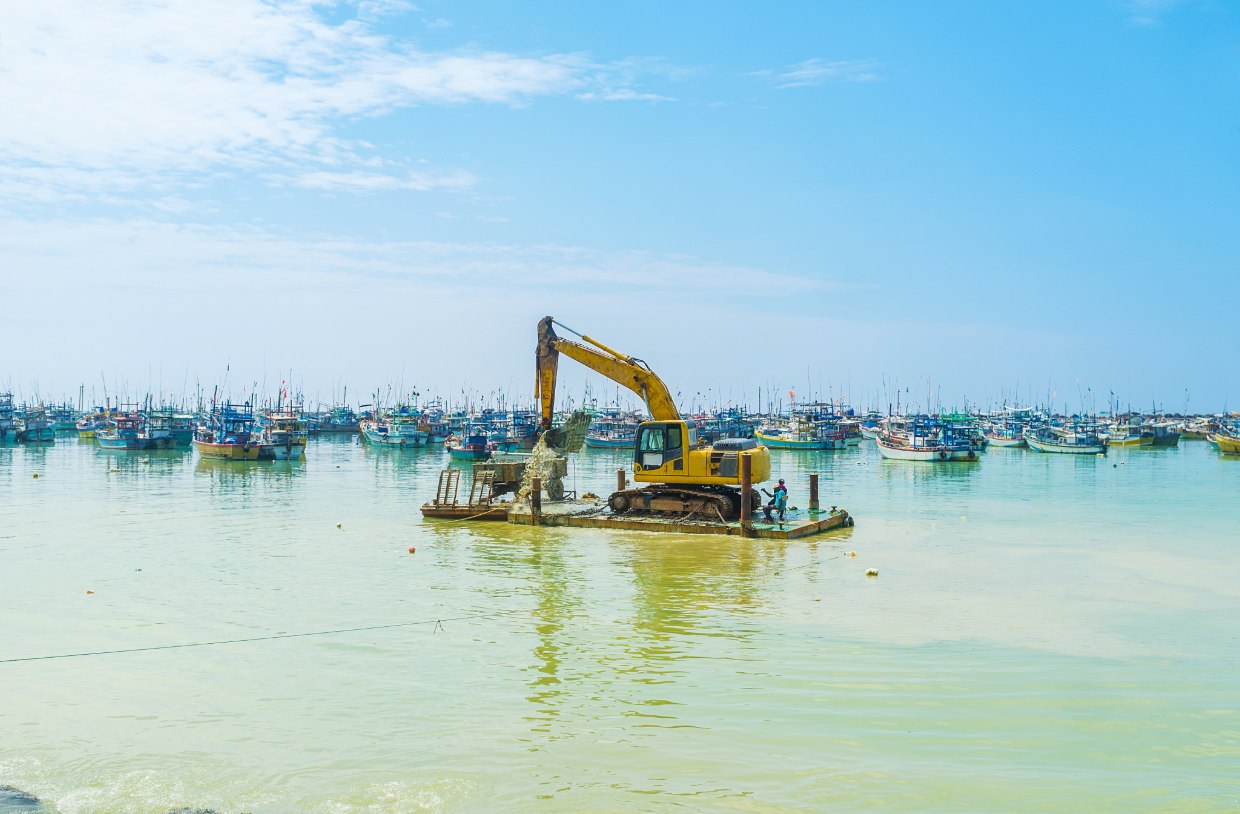 How Amphibious Dredging Services Tackle Challenging Terrain and Soft Soils